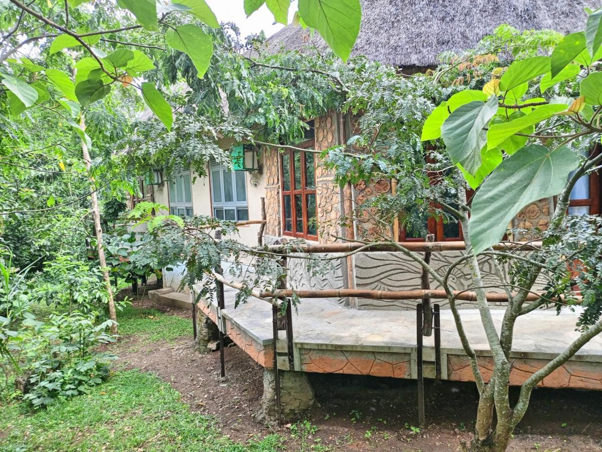 Chimpanzee Capital Safari Lodge Bigodi Exteriör bild
